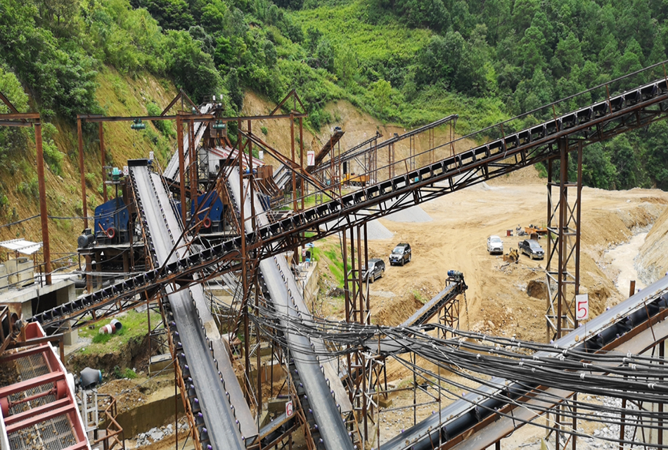 云南臨滄時(shí)產(chǎn)800-1000噸花崗巖聯(lián)合破碎生產(chǎn)線現(xiàn)場