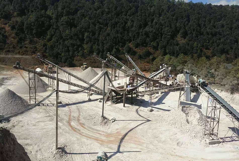 新疆伊犁石灰石破碎生產現場