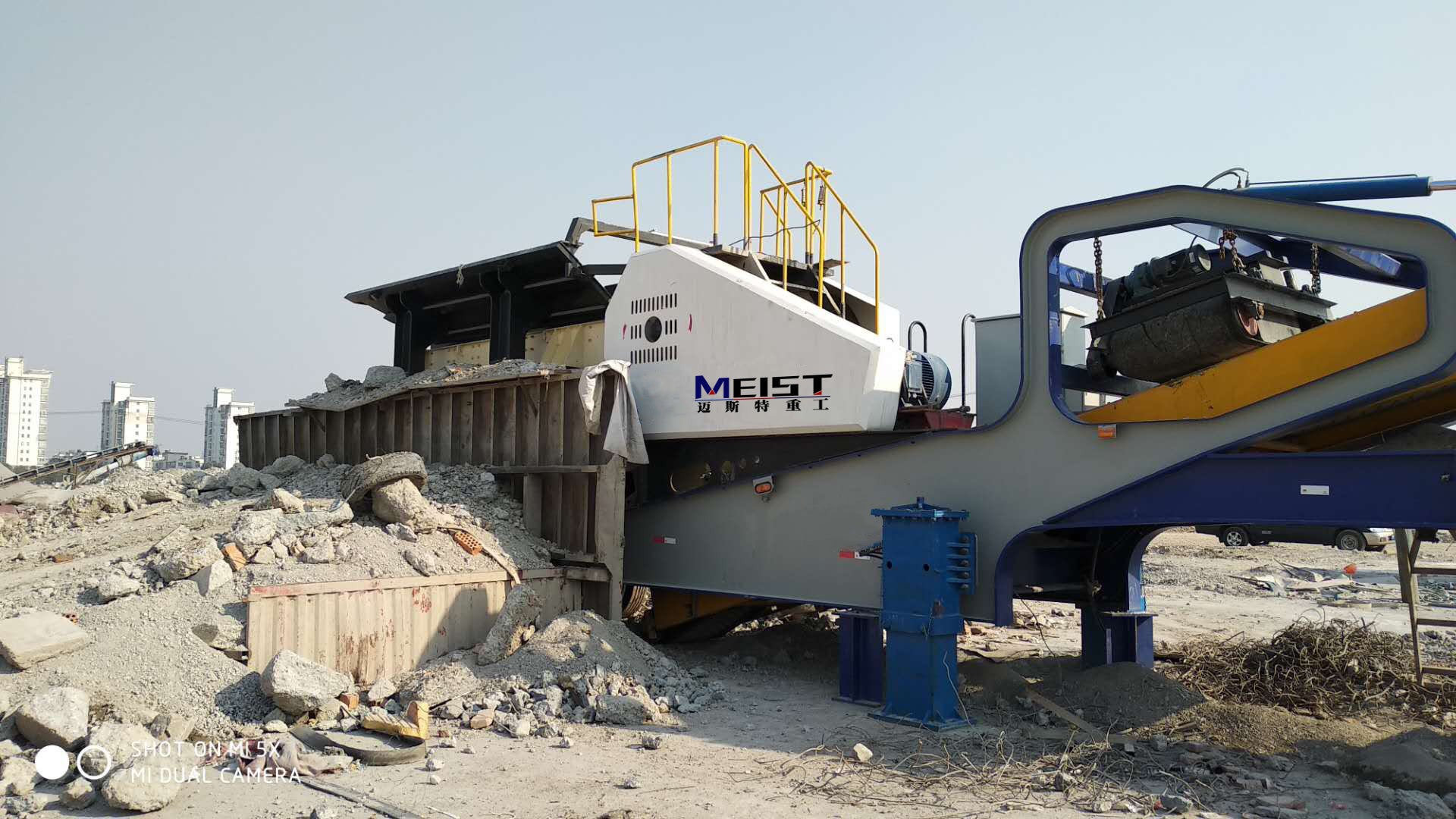 河南客戶車載移動(dòng)破碎站現(xiàn)場(chǎng)