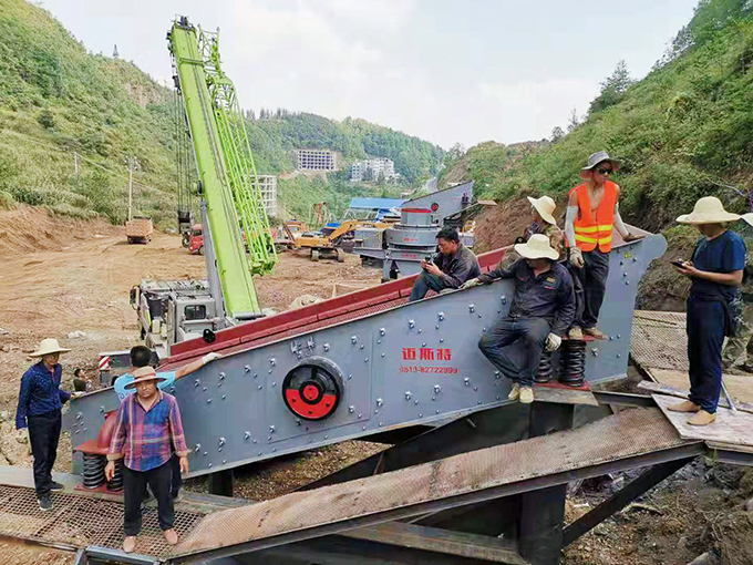 云南昭通時產200噸鵝卵石機制砂生產線現場