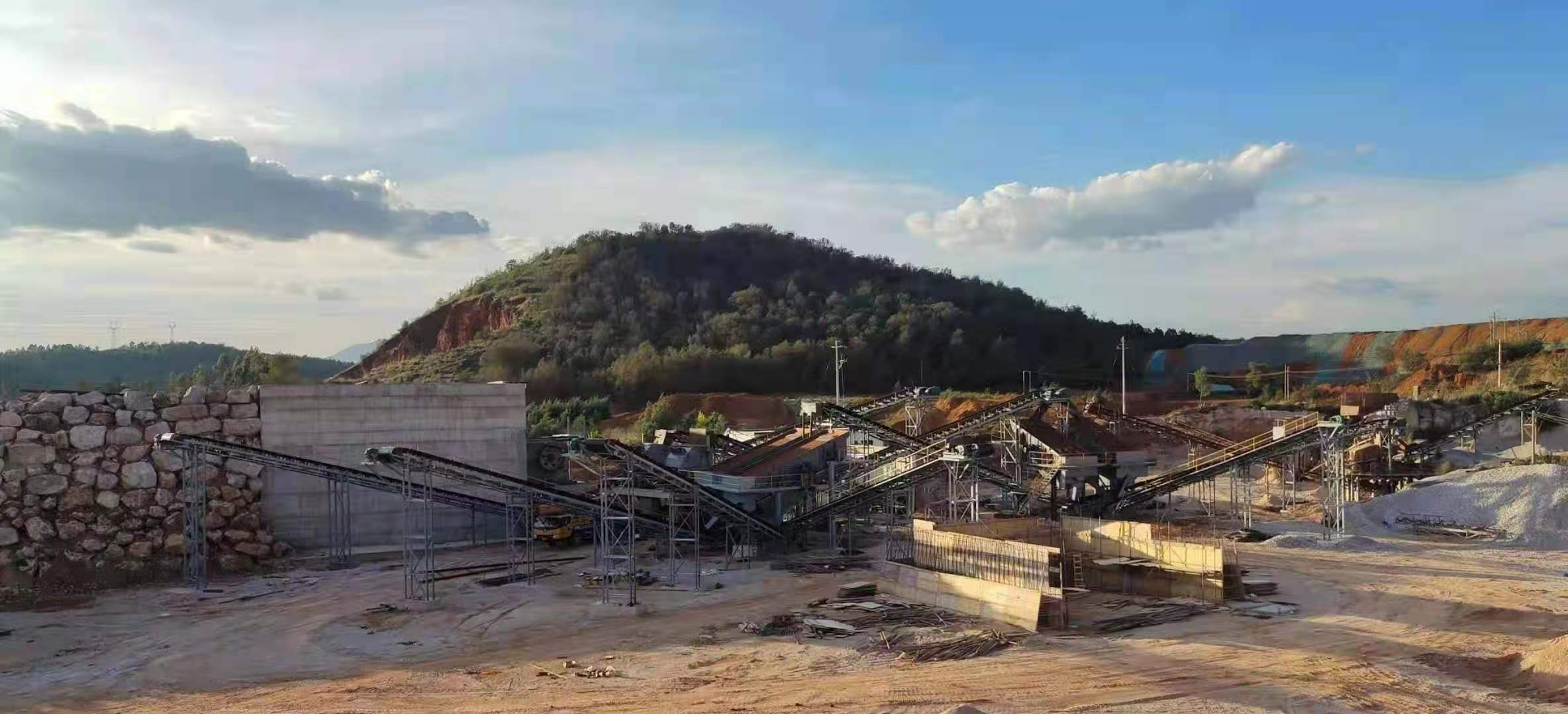 可逆式制砂機是一款高產(chǎn)高效的制砂機設備